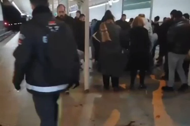 İzmir Bornova'da metro istasyonunda kavga: biri hayatını kaybetti ,diğeri yaralandı