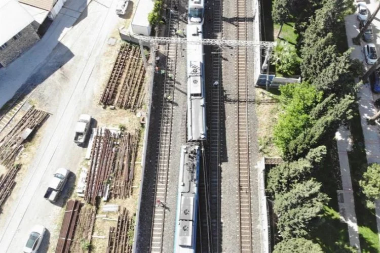 İzmir Konak'ta İZBAN treni raydan çıktı, yolcular acil tahliye edildi