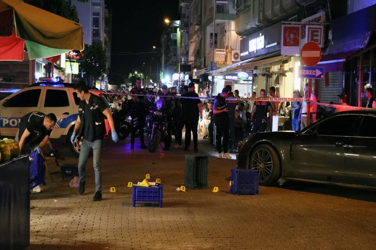 İZMİR - Kavgaya müdahale eden polis memuru silahla yaralandı