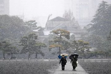 Japonya doğal afetlerle boğuşuyor: Şiddetli kar nedeniyle 132 uçuş iptal edildi