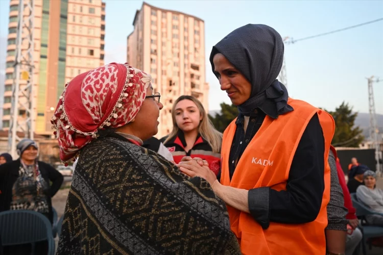 KADEM Mütevelli Heyeti Başkanı Sümeyye Erdoğan Bayraktar, İskenderun'da depremzede kadınlarla buluştu