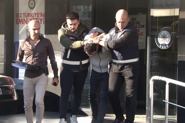 Kadıköy’de servis minibüsünü kaçıran zanlı adliyeye sevk edildi