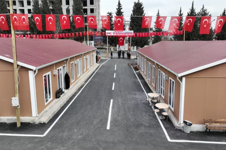 Kahramanmaraşlı depremzede esnaf "AFAD Kocaeli Çarşısı"nda dükkanlarını açtı