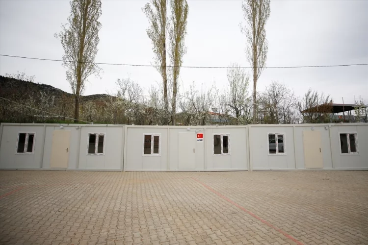 Kahramanmaraşlı depremzedeler için hasarlı okulların bahçesine seçim konteyneri yerleştiriliyor