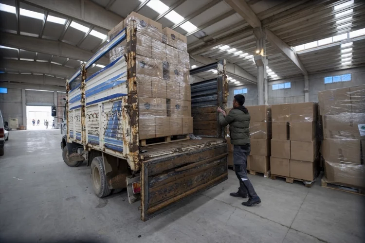Kahramanmaraşlı inşaat işçisi AFAD yardımlarını kamyonetiyle ücretsiz dağıtıyor