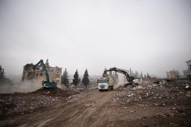 Kahramanmaraş'ta aciliyet gerektiren binaların yıkımı sürüyor