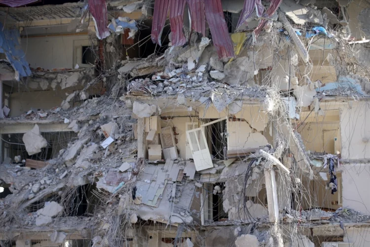 Kahramanmaraş'ta aciliyeti bulunan bina yıkım işlemleri sürüyor