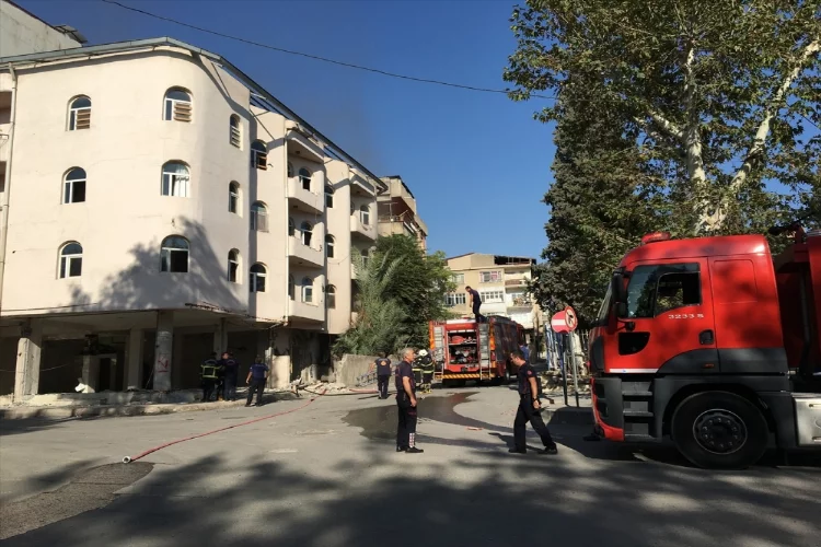 Kahramanmaraş'ta ağır hasarlı binada çıkan yangın söndürüldü
