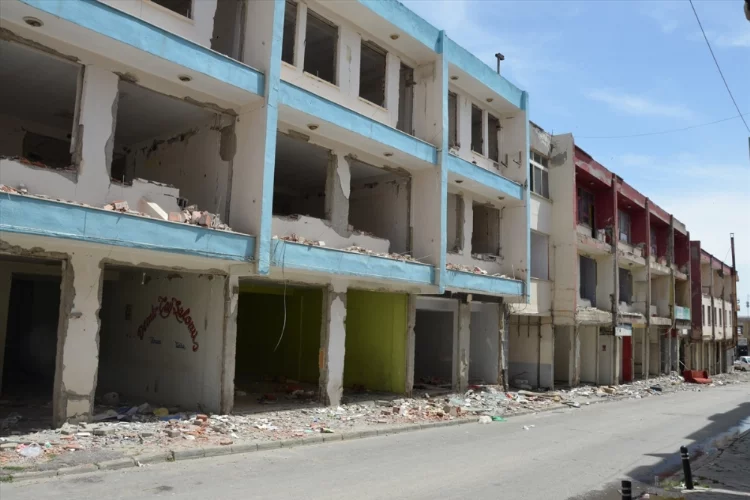 Kahramanmaraş'ta ağır hasarlı yapıların yıkımı sürüyor