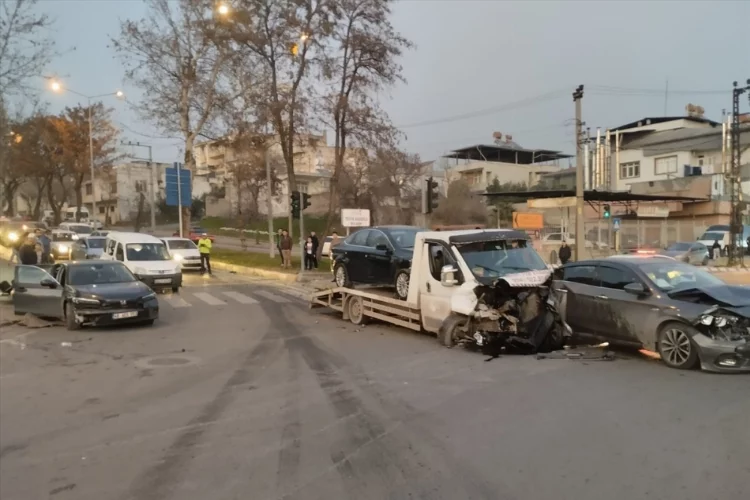 Kahramanmaraş'ta çekici kırmızı ışıkta bekleyen araçlara çarptı, 6 kişi yaralandı