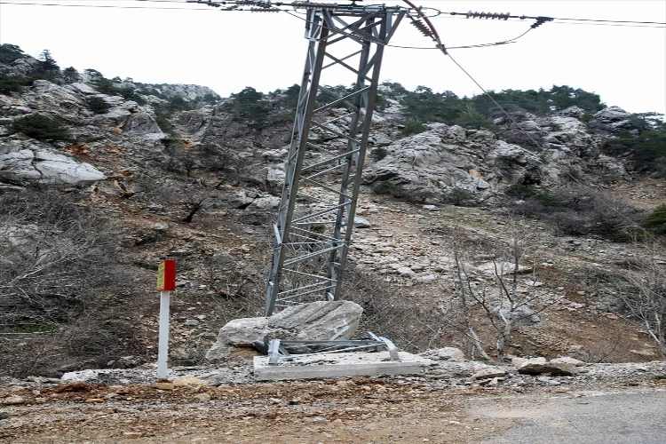 Kahramanmaraş'ta depremde dağdan kopan kayalar kırsaldaki yolları da tahrip etti