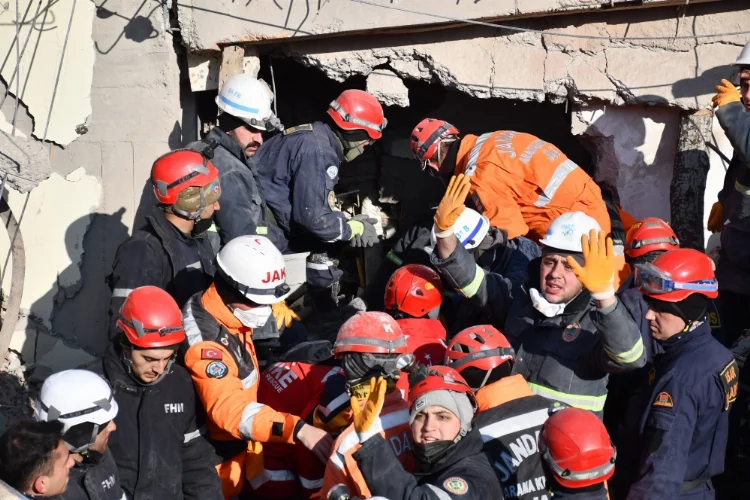 Kahramanmaraş'ta depremin 198'inci saatinde iki kardeş enkaz altından çıkarıldı