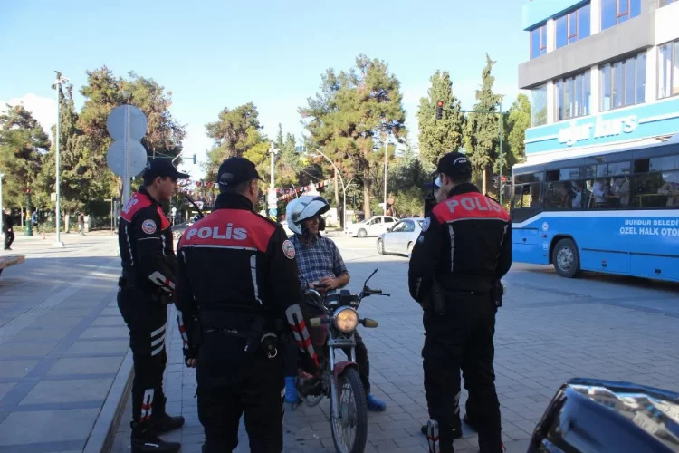 Burdur'da jandarma ve polisten sürücülere bilgilendirme ve denetim