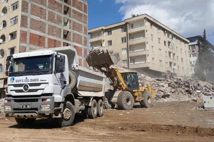 Kahramanmaraş'ta depremlerin izlerinin silinmesi için devlet millet işbirliğiyle çalışmalar sürüyor