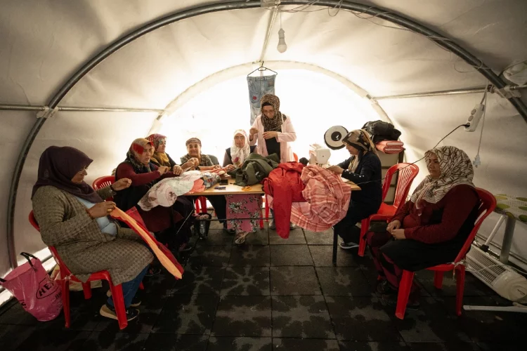 Kahramanmaraş'ta depremzedeler açılan kurslarla acılarını unutmaya çalışıyor