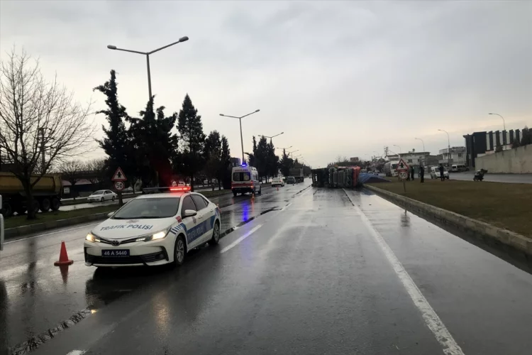 Kahramanmaraş'ta devrilen kum yüklü tırın sürücüsü yaralandı