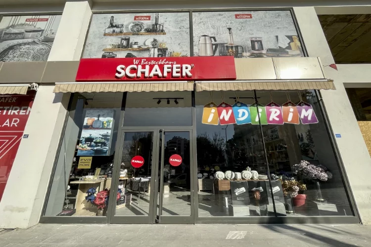 Kahramanmaraş'ta iki depremde de ürünleri sağlam kalan züccaciye mağazası yeniden açıldı