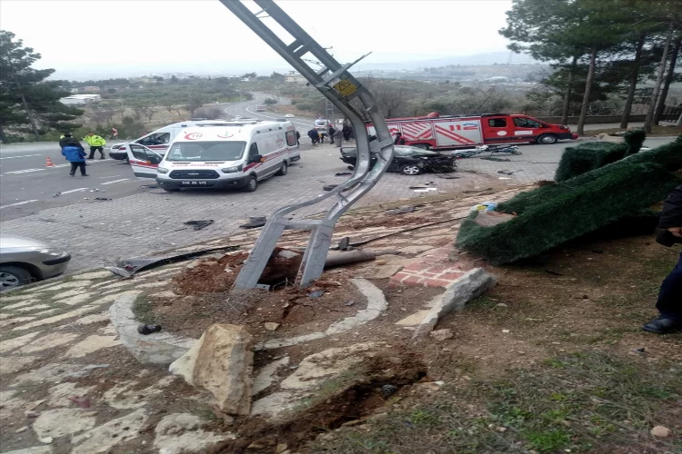 Kahramanmaraş'ta otomobil elektrik direğine çarptı, sürücü öldü, iki kişi yaralandı