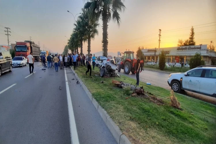 Kahramanmaraş'ta refüjdeki ağaca çarpan otomobildeki 2 kişi yaralandı