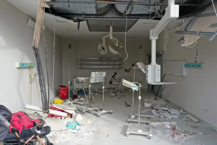 Kahramanmaraş'ta yıkılmayı bekleyen binalardaki evlerin içi dronla görüntülendi