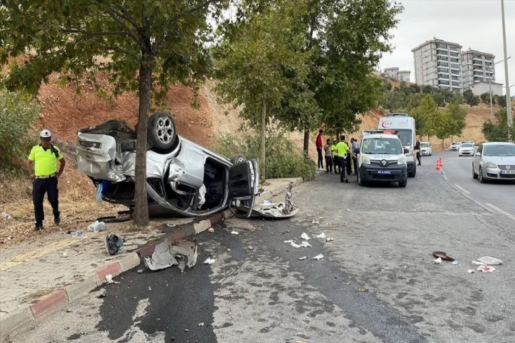 Kahramanmaraş'ta yol kenarındaki ağaca çarpan otomobilde 5 kişi yaralandı