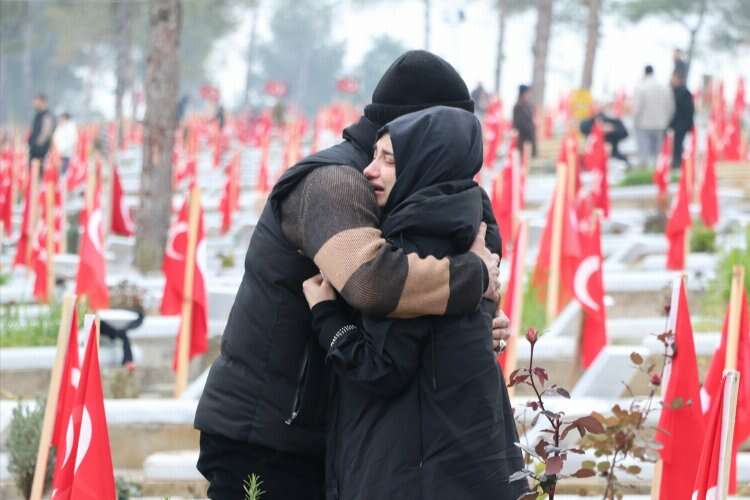 Kahramanmaraş'ta depremlerde yaşamını yitirenlerin yakınları mezarlıkları ziyaret etti