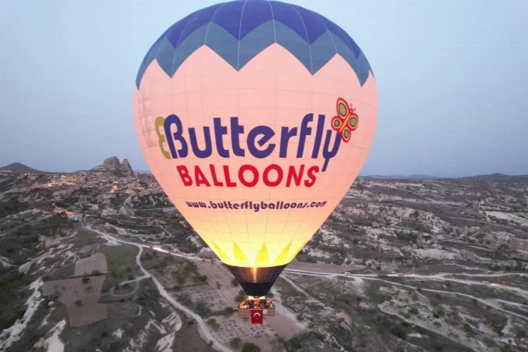Kapadokya'da sıcak hava balonları, 23 Nisan'da Türk Bayraklarıyla havalandı