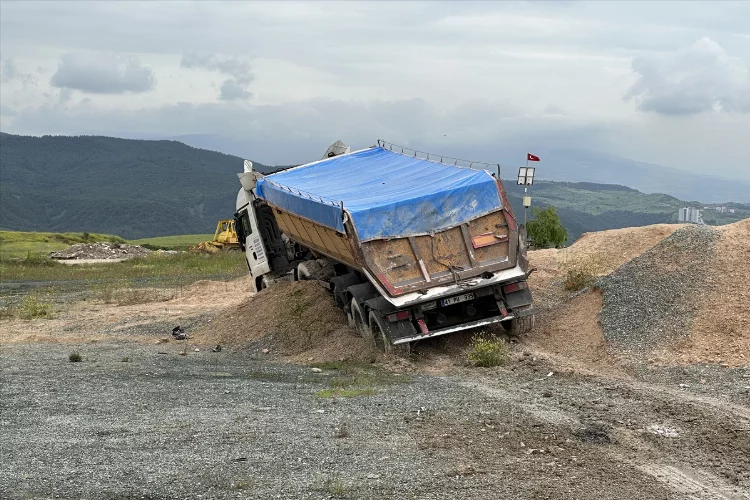 KARABÜK - Toprak yığınlarına çarpan tırın sürücüsü yaralandı