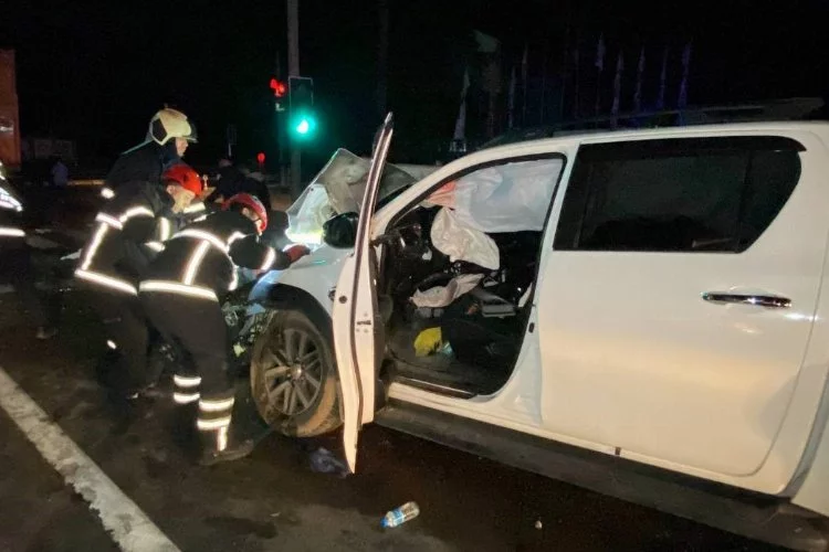 Kartepe'de trafik kazası: Pikap ile kamyon çarpışması 3 kişiyi yaraladı