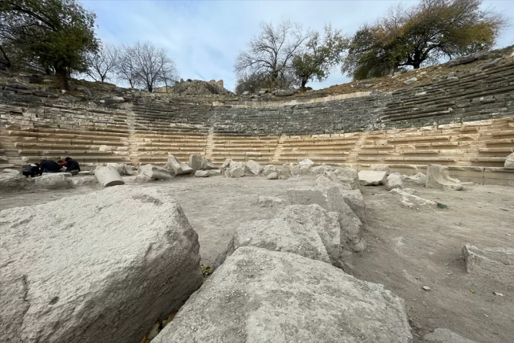 Kastabala Antik Kenti'nde yunus kabartmalı protokol koltukları bulundu