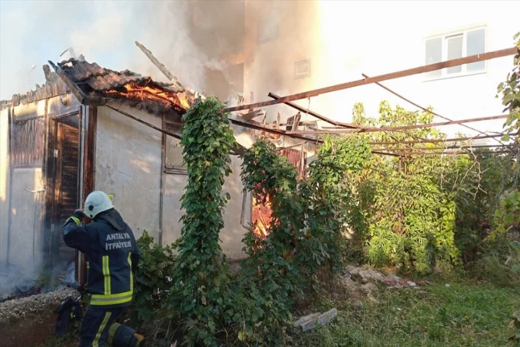 Kaş'ta prefabrik evde çıkan yangın söndürüldü
