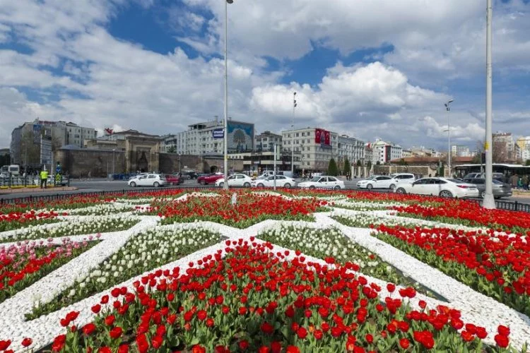 Kayseri Büyükşehir Belediyesi, baharın gelmesiyle şehri renklendiriyor