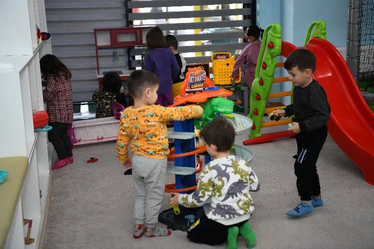 Kayseri Büyükşehir Belediyesi'nin çocuk kütüphanesi ve müzik okulu, sömestr tatilinde çocukları ağırlıyor