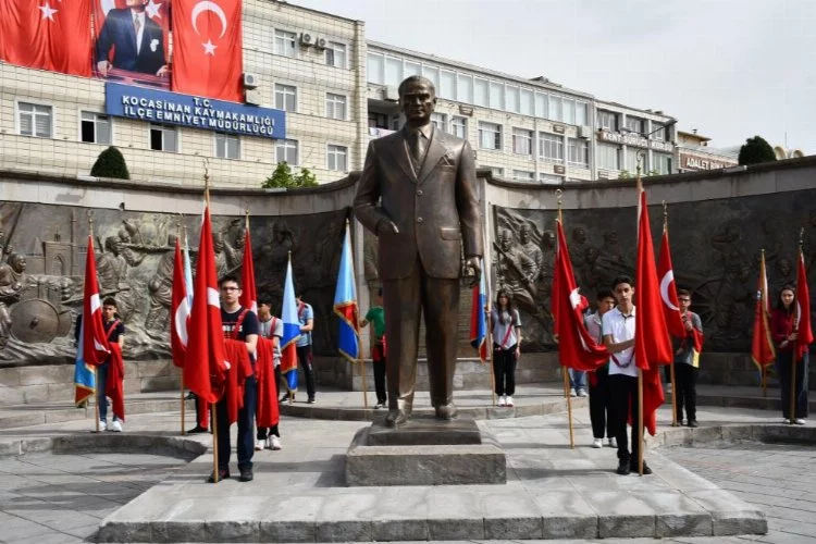 Kayseri'de 23 Nisan coşkusu  Atatürk büstüne çelenk konuldu