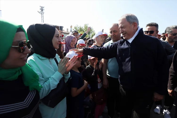 KAYSERİ - Milli Savunma Bakanı Akar, Kayseri'de "Doğa Seni Çağırıyor" yürüyüşüne katıldı