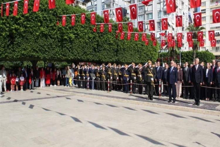 29 Ekim Cumhuriyet Bayramı için Atatürk Anıtı’na çelenk sunuldu