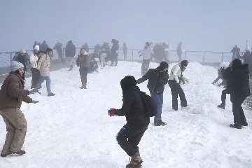 Kemer Belediye Başkanı öğrencilere kar sürprizi, tahtalı dağı zirvesinde köfte ekmek keyfi