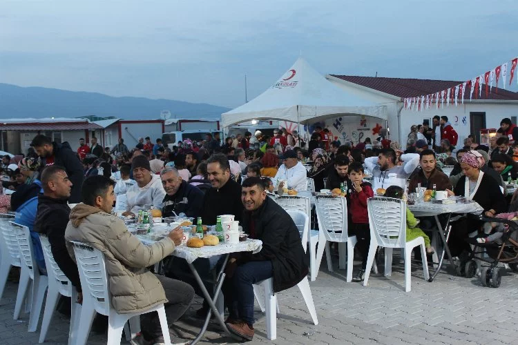 Kızılay Başkanı, Hatay’da depremzedelerle iftar sofrasında buluştu