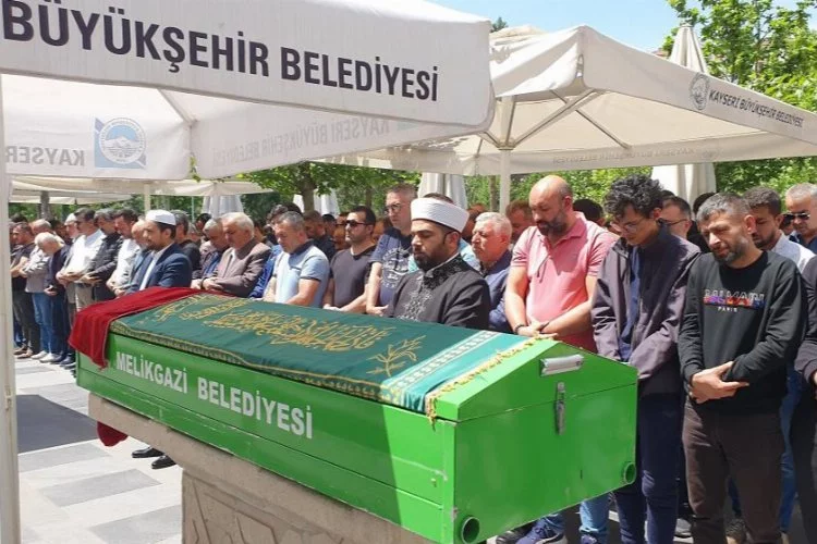 Kocaeli’nde trafik kazasında hayatını kaybeden öğretmen Kayseri’de toprağa verildi