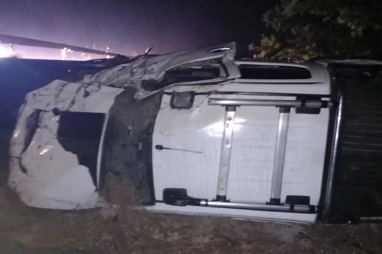 Konya'da bir otomobil bariyere çarptı, 2 kişi yaralandı