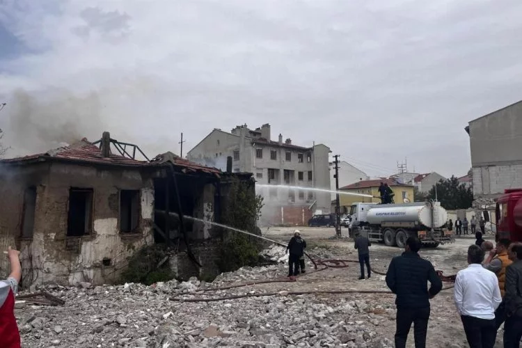 Konya Karapınar'da metruk binada çıkan yangın itfaiye tarafından söndürüldü