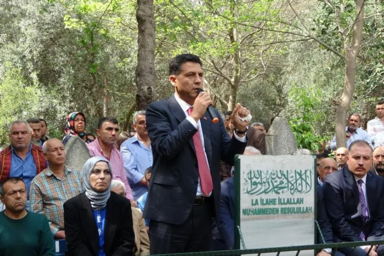 Kozan Belediye Başkanı Mustafa Atlı, mazbatasını aldıktan sonra Nihat Atlı'nın mezarını ziyaret etti