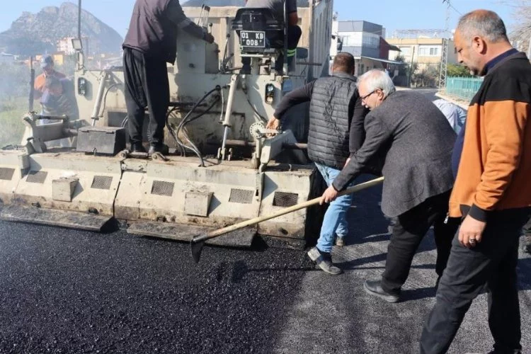 Kozan'da doğalgaz  çalışmaları tamamlanan bölgelerde asfalt çalışmaları devam ediyor