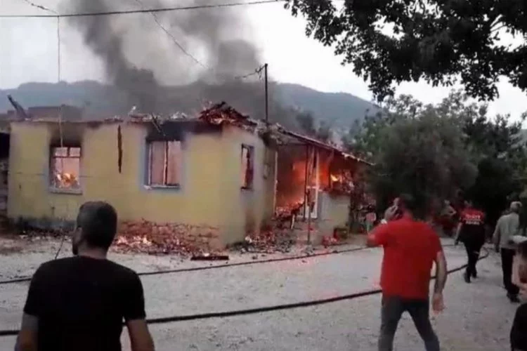 Kozan'da elektrik kontağından çıkan yangın, evde büyük hasara yol açtı