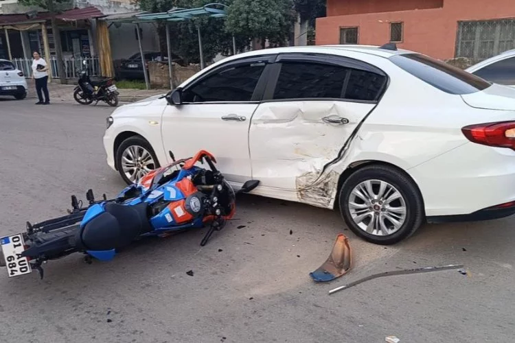 Kozan'da otomobil ile motosiklet çarpıştı: Motosiklet sürücüsü yaralandı