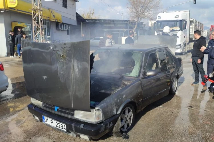 Kozan'da seyir halindeki otomobil yandı