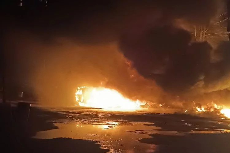 Kozan'da yangın: Lastik dükkanı ve araç kül oldu