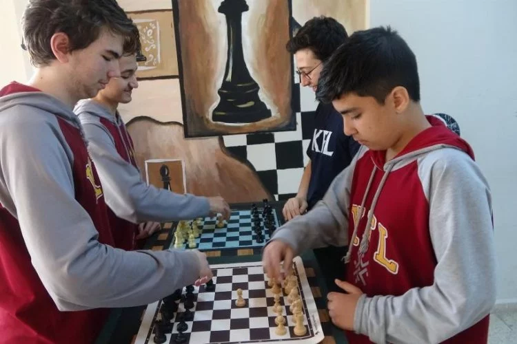 Kozan Fen Lisesi öğrencileri Adana satranç turnuvasında ikinci oldu