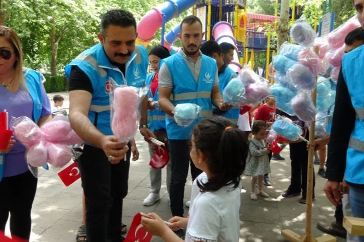 Kozan Ülkü Ocakları, Atatürk Parkı'nda 23 Nisan coşkusunu çocuklarla kutladı