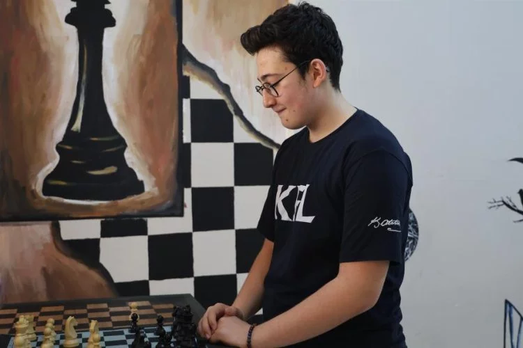 Kozanlı Serdar Murat Yıldız, doktor tavsiyesiyle başladığı satrançta milli takıma ulaştı